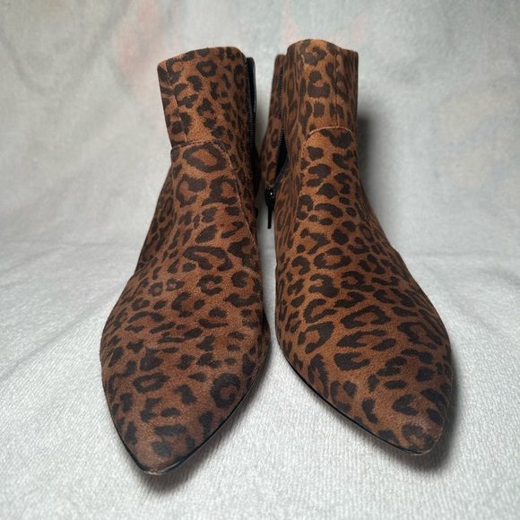 Clarks Brown Leopard Ankle Kitten Pointed Toe Heel Booties Size 7 - Picture 8 of 9